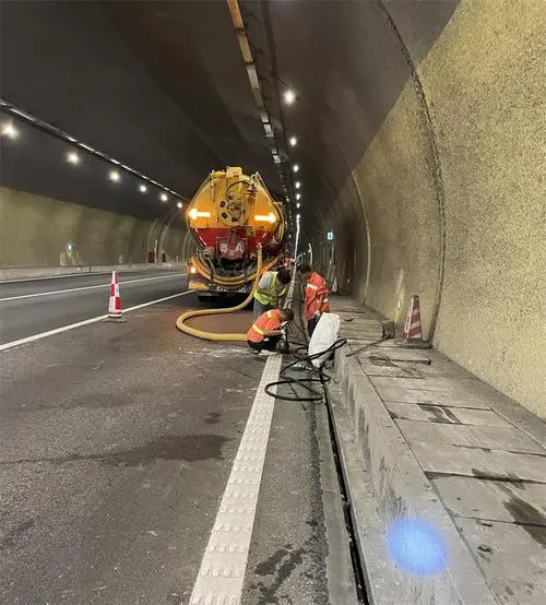 松江隧道排水渠清淤